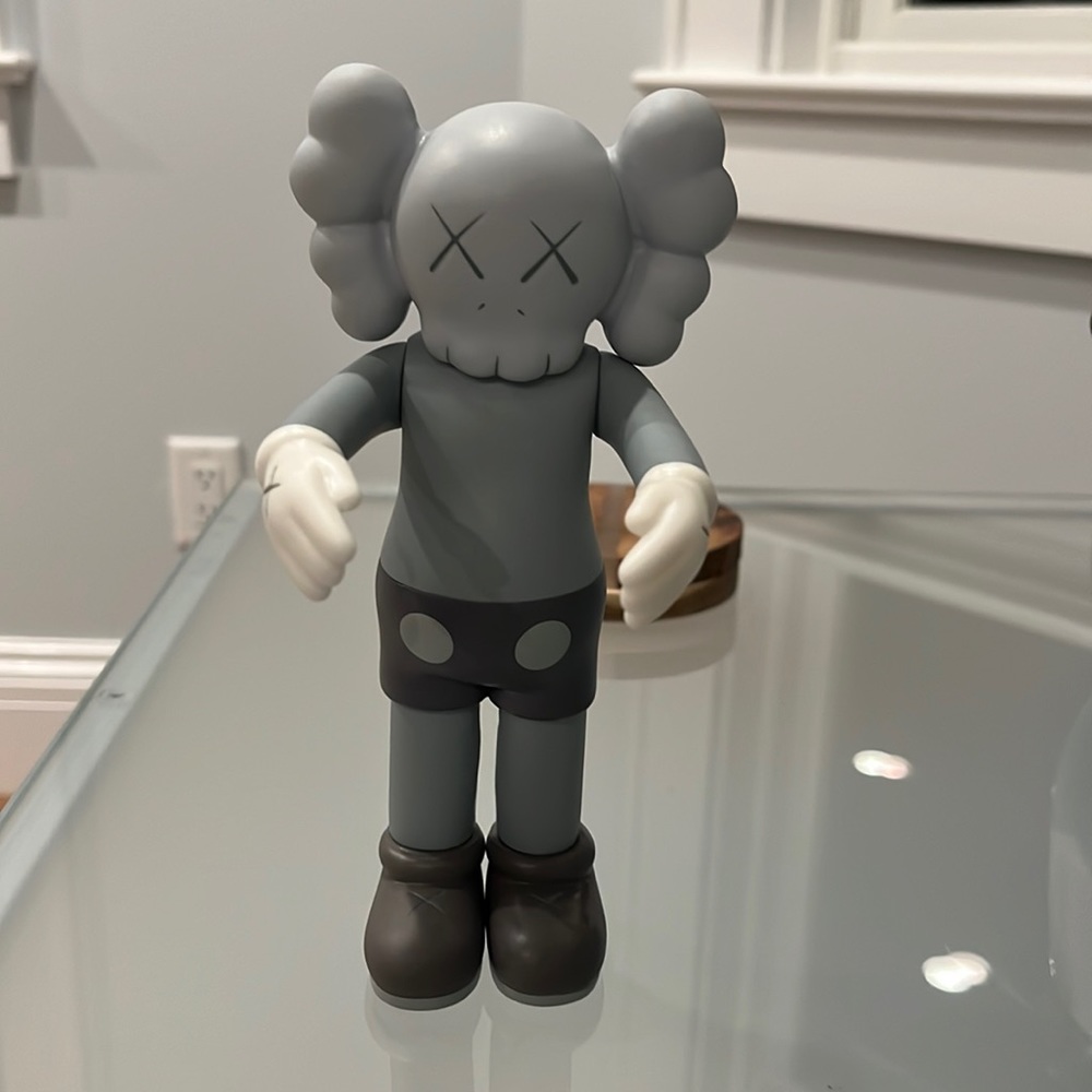 KAWS FIGURE Sub to Charlie’s clips…